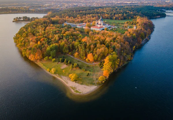 Sonbaharda Litvanya 'nın Kaunas kentindeki Pazaislis Manastırı' nda günbatımını gösteren hava manzarası