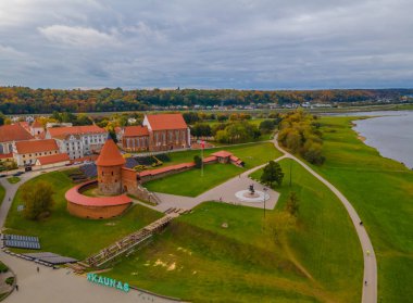 Nemunas ve Neris nehirlerinin birleştiği yerde bulunan Kaunas kalesinin ve eski şehrin havadan görünüşü