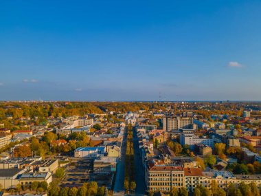 Kaunas 'taki Özgürlük Bulvarı' nın havadan görünüşü, eski şehre doğru gidiyor. Avrupa 'nın en uzun yaya caddelerinden biri.