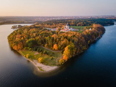 Litvanya 'nın Kaunas kentindeki Pazaislis manastırında sonbaharda gün batımını gösteren hava manzarası