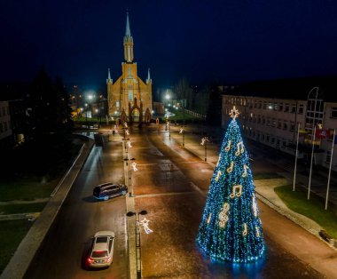 Süslü Noel ağacı ve kare Kaisiarodys, Litvanya 'daki kiliseye gidiyor.