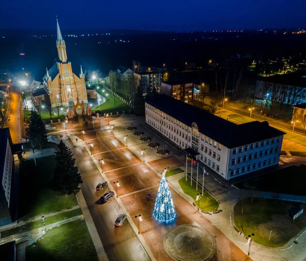 Декорація різдвяної ялинки і площ до церкви в Кайсародісі (Литва). — стокове фото