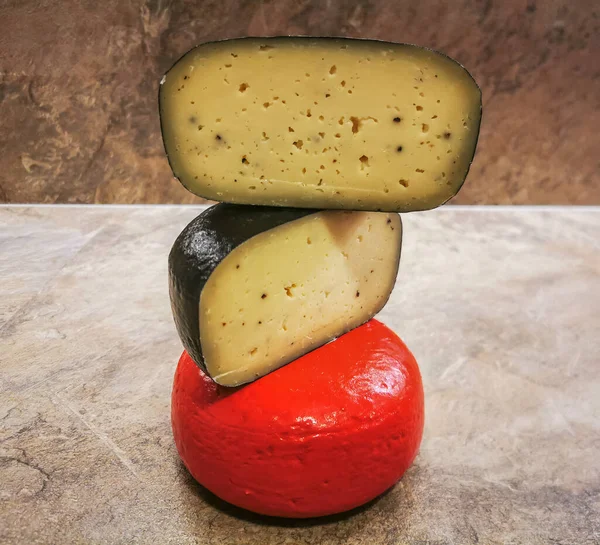 Frissen két darabra vágott viaszbevonatú sajtkerekekre — Stock Fotó