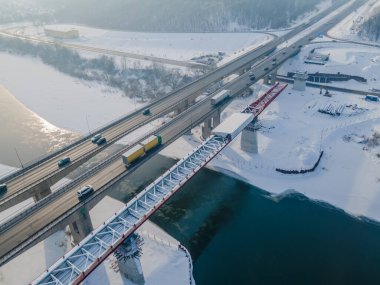 Köprünün kışın nehir üzerinde yapım aşamasındaki havadan görüntüsü..