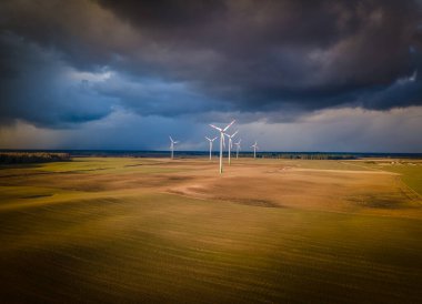 Litvanya 'daki eski bir yel değirmeninin havadan 4K videosu. Bu tarihi binalarda ekmek üretimi için un bulunuyordu. Litvanya 'da çok az kişi kaldı.