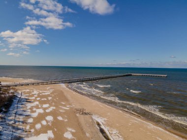 Palanga Köprüsü 'nün kışın denize açılan hava manzarası.