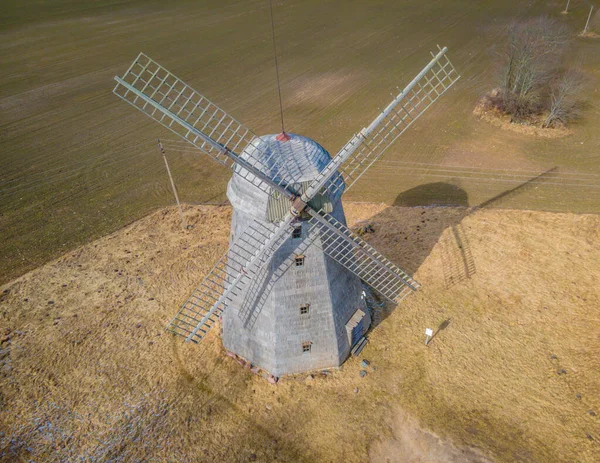 Zdjęcie lotnicze starożytnego wiatraka na Litwie. — Zdjęcie stockowe