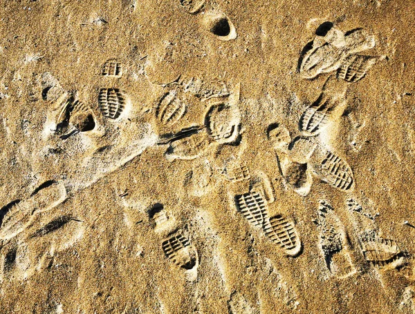Stopy lidských bot v písku — Stock fotografie