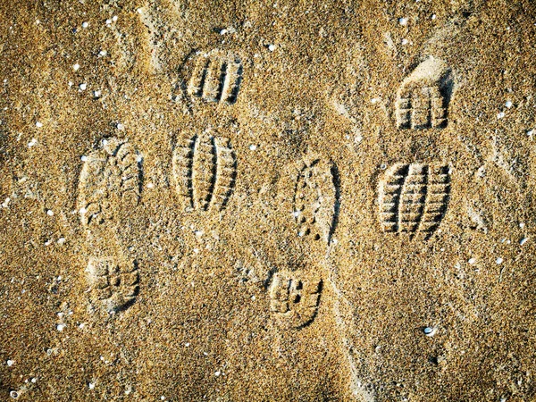 Traces de chaussures de couple dans le sable — Photo