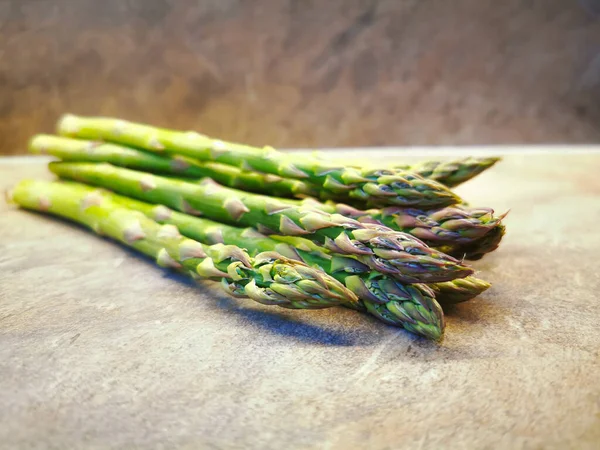 Nyklippt grön sparris på ett bord — Stockfoto