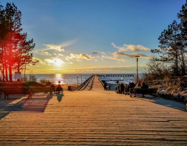 Palanga 'daki yaya köprüsüne giden yol ve gün batımı manzarası