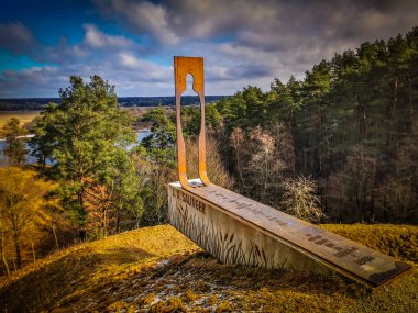 J. D. Salinger 'ın Çavdar Tarlasında Çocuklar adlı romanının anıtı.