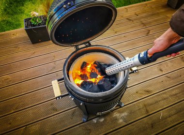 Kamado tipi barbekü ızgarasını elektrikli kömür çakmağı ile yakmak