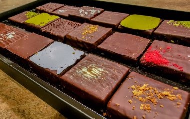 Lezzetli el yapımı çikolatalı şekerlemeler.