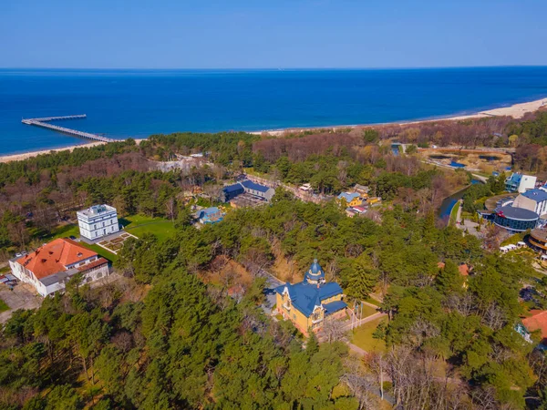 Vista panorâmica aérea do resort de Palanga na Lituânia com uma ponte marítima distante — Fotografia de Stock