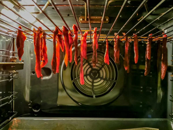 Barbekü tadı fırında kurutulmuş et şeritleri.