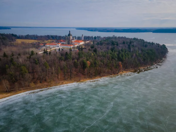 Vista aérea de inverno do mosteiro de Pazaislis em Kaunas, Lituânia — Fotografia de Stock