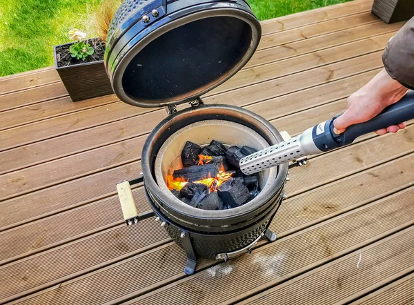 Kamado tipi barbekü ızgarasını elektrikli kömür çakmağı ile yakmak