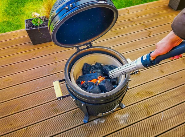 Een barbecue van het type Kamado aansteken met een elektrische houtskoolaansteker — Stockfoto