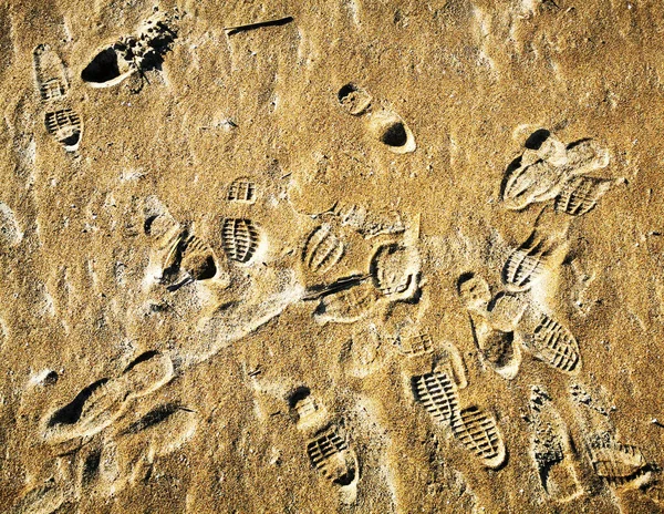 Sporen van menselijke schoenen in het zand — Stockfoto