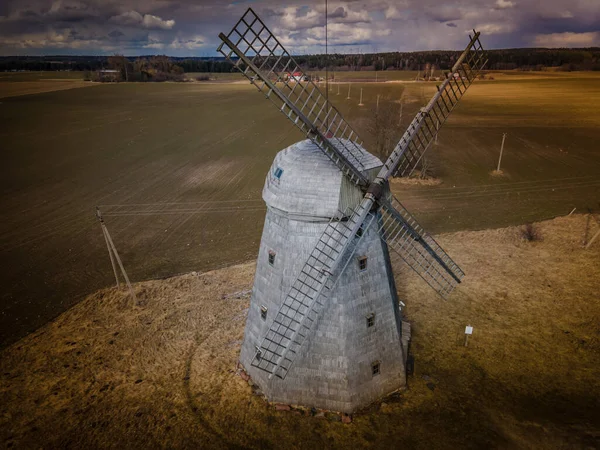 Foto aerea di un antico mulino a vento in Lituania. — Foto Stock