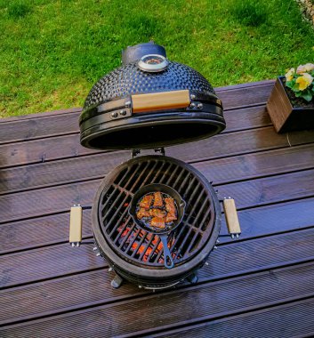 Kavrulmuş tavalı barbekü ızgarası.