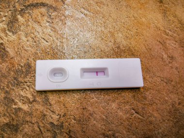 Hızlı Covid-19 test kiti negatif bir test sonucu ile evde