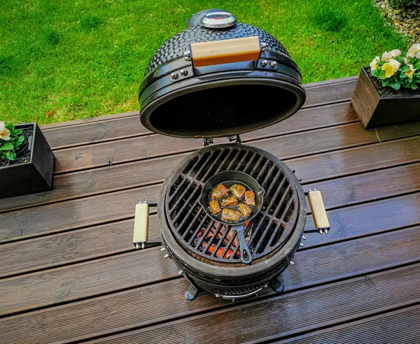 Kavrulmuş tavalı barbekü ızgarası.