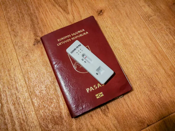 Negatif Covid-19 laboratuvar sonuçlu Litvanya pasaportu.