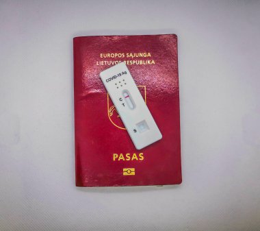 Negatif Covid-19 laboratuvar sonuçlu Litvanya pasaportu.