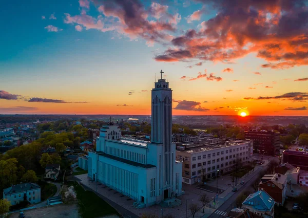 Amazing red sunset view over the Kaunas Lord Jesus Christs Resurrection Basilica — Stock Photo, Image