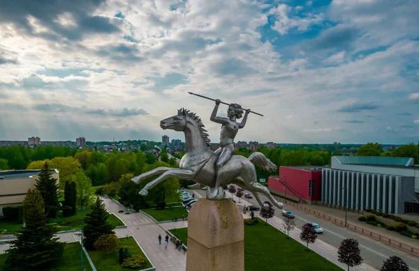 Luftaufnahme des zentralen Platzes mit Denkmal in der Stadt Marijampole in Litauen — Stockfoto