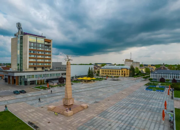 Aerial view of central square with monument in Marijampole city in Lithuania — Stock Photo, Image