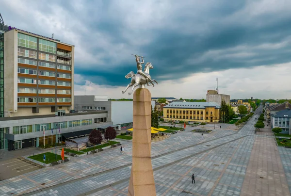 Vista aérea de la plaza central con monumento en Marijampole ciudad en Lituania —  Fotos de Stock