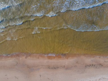 Gökyüzünden fırtınalı Baltık deniz dalgalarının havadan görünüşü