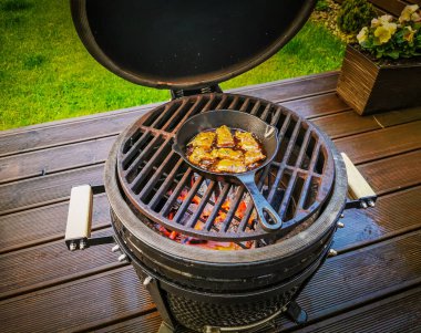 Kavrulmuş tavalı barbekü ızgarası.