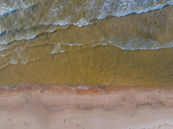Gökyüzünden fırtınalı Baltık deniz dalgalarının havadan görünüşü