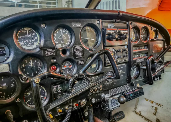 Feche a foto de um painel de controle de um velho helicóptero soviético — Fotografia de Stock