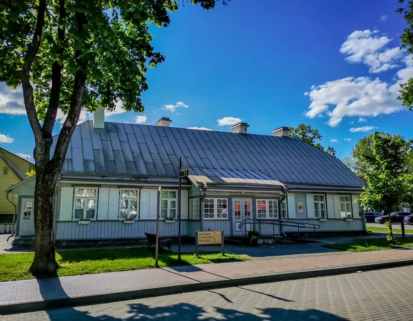 Historisk gammal träbyggnad i Birstonas stadsmuseum i Litauen — Stockfoto