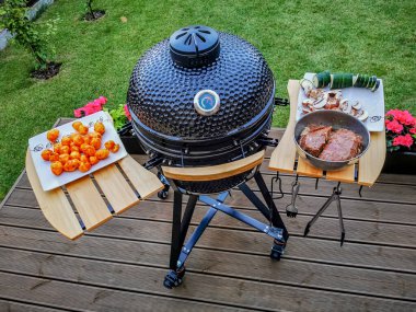 Büyük bir barbekü mangalı biftek ve sebze pişirmeye hazır.