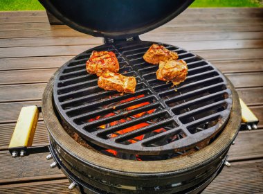 Açık ateşte kızartılmış biftekli barbekü mangalı.