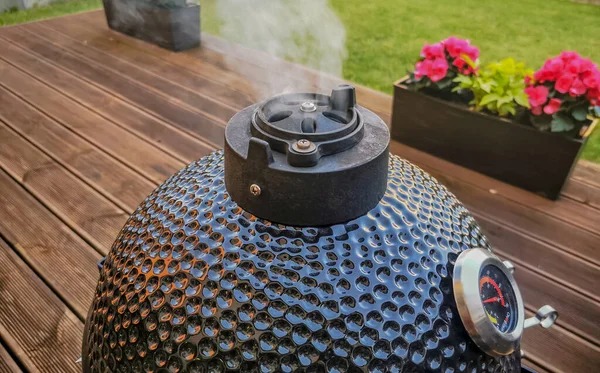 Bacasından duman çıkan bir barbekü mangalı ızgara.