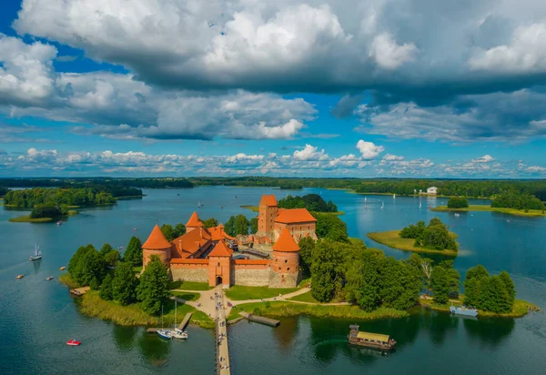 Vista aérea del castillo de la isla de Trakai, un castillo gótico medieval en Lituania — Foto de Stock