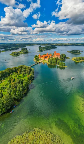 Litvanya 'daki Trakai Kalesi' nin dikey hava panoramik fotoğrafı.