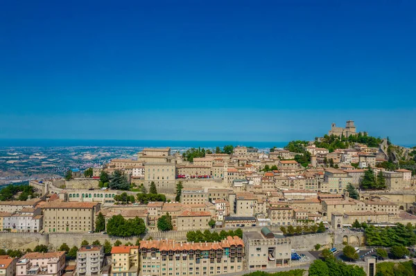 Güneşli bir günde, tepedeki eski San Marino 'nun hava manzarası.