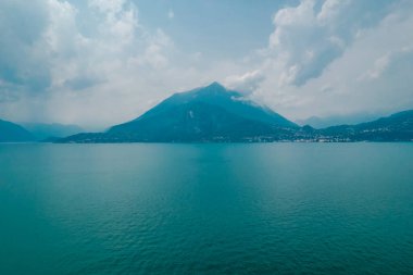 Lombardy, İtalya 'da bulutlu bir günde Como Gölü' ndeki sisli dağların fotoğrafı