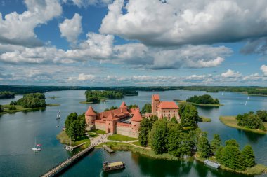 Trakai adasının havadan görünüşü, Litvanya 'da bir ortaçağ gotik kalesi.