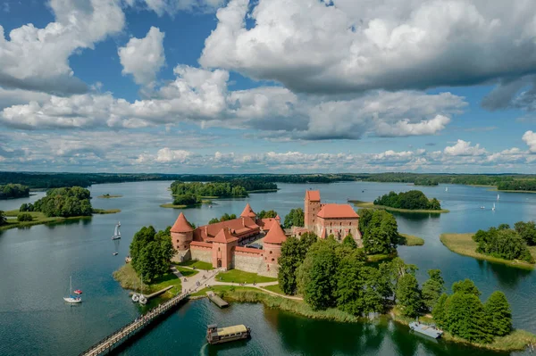 Widok z powietrza na zamek na wyspie Trakai, średniowieczny gotycki zamek na Litwie — Zdjęcie stockowe