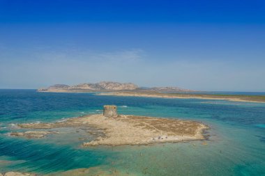 Akdeniz 'de Sardunya kıyılarının yanındaki bir adada Nuraghe' nin hava manzarası