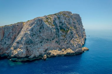 Sardunya 'daki Neptün Grotto' nun yanındaki Isola di Forada 'nın hava görüntüsü